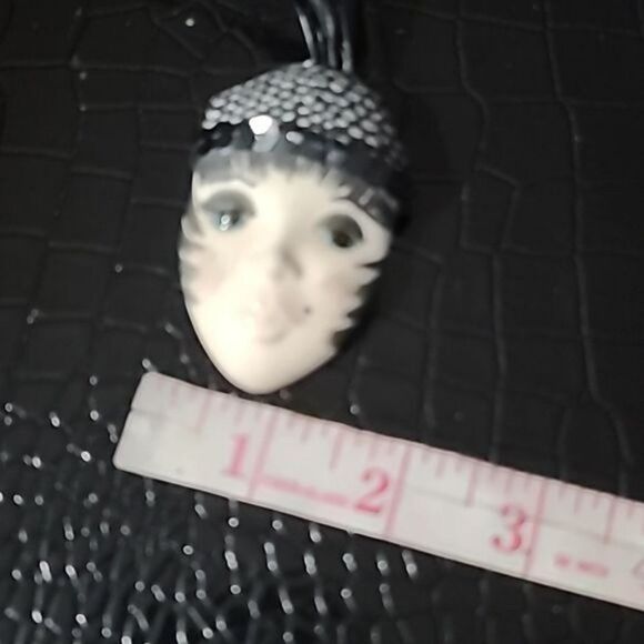 Vintage Handmade Unique Womens Face Painted Brooch Pin Feathers - Picture 11 of 11